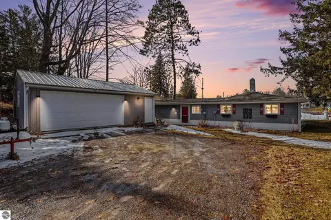 152 Hilda Dr, Farwell, MI 48622
