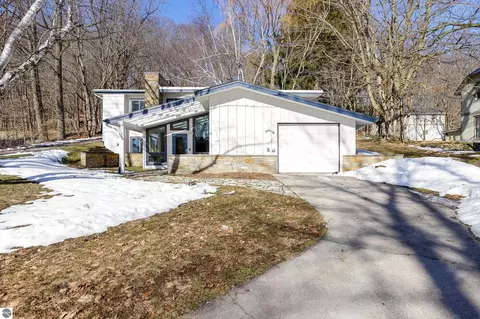 413-415 Leelanau Ave, Frankfort, MI 49635