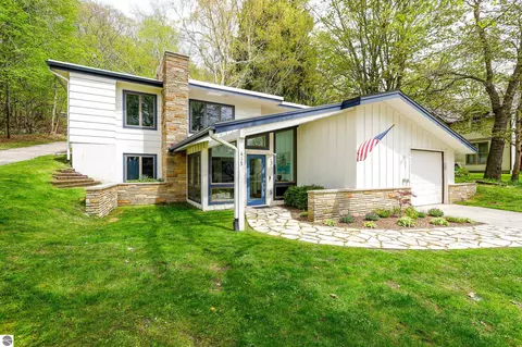 413-415 Leelanau Ave, Frankfort, MI 49635