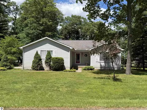 441 Lakewood Dr, East Tawas, MI 48730