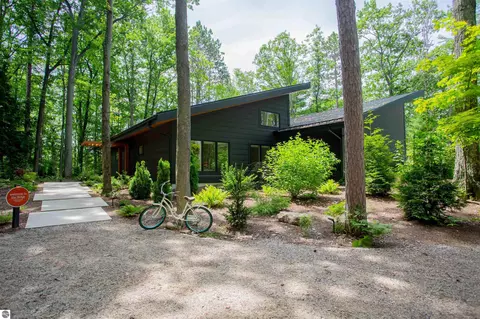7103 Lake View Rdg, Lake Ann, MI 49650