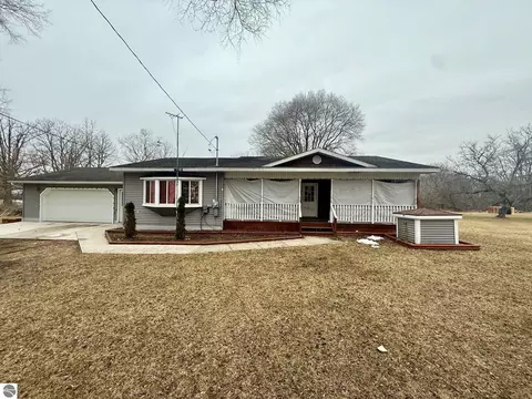 6329 N Lumberjack Rd, Riverdale, MI 48877