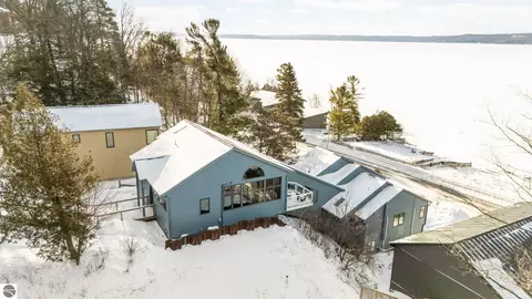 3142 Crystal Dr, Beulah, MI 49617