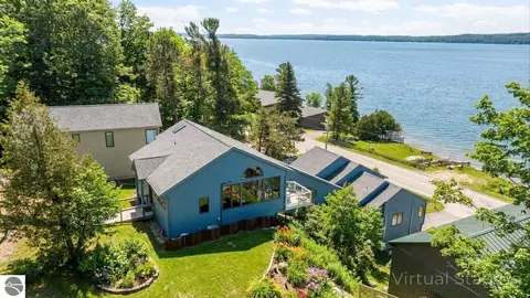 3142 Crystal Dr, Beulah, MI 49617