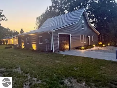 206 Joliet Ave, Houghton Lake, MI 48629