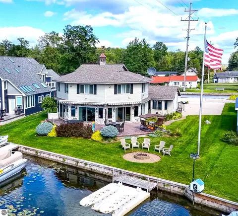 4690 Birchcrest Dr, Houghton Lake, MI 48629