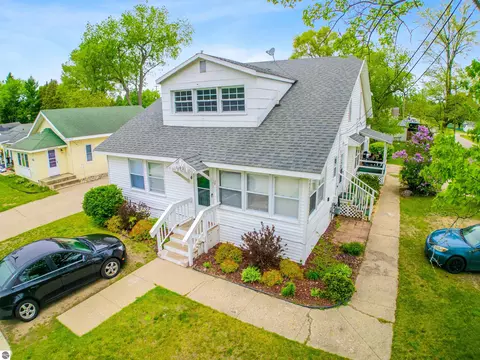 1102 Chestnut St, Cadillac, MI 49601