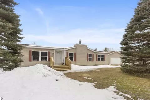 15055 Beecher Ave, Thompsonville, MI 49683