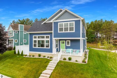 10708 Shrewbury St, Traverse City, MI 49684