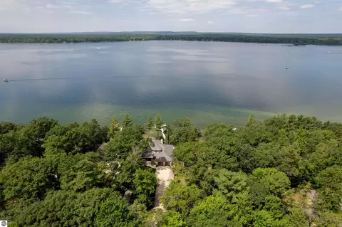 5568 Lakeview Dr, Interlochen, MI 49643