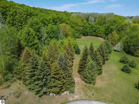 2171 N Belanger Creek Dr, Suttons Bay, MI 49682