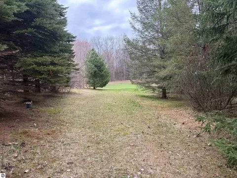 2171 N Belanger Creek Dr, Suttons Bay, MI 49682
