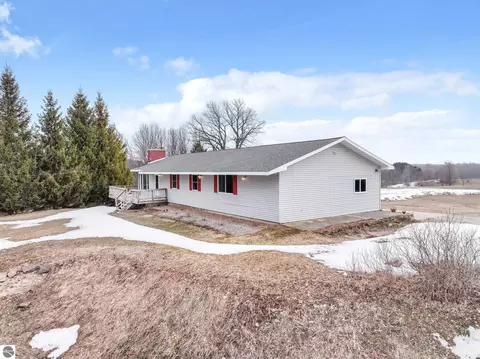 3800 N 13 Rd, Mesick, MI 49668