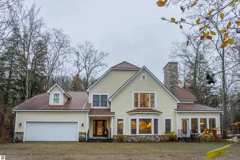 7754 Woodland Dr, Honor, MI 49640