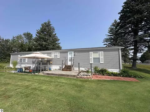11765 W Shore Dr, Houghton Lake, MI 48629
