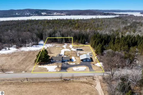 1394 S Derenzy Rd, Bellaire, MI 49615