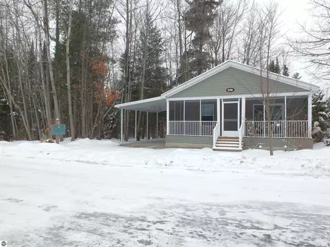 639 Hawthorne Ln, Traverse City, MI 49686