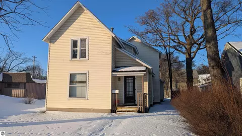 611 Eighth St, Traverse City, MI 49686