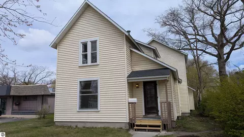 611 Eighth St, Traverse City, MI 49686