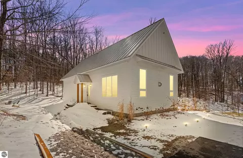 6848 E Lake Bluffs Dr, Traverse City, MI 49684