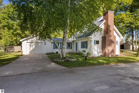 832 Deepwater Point Dr, Bellaire, MI 49615