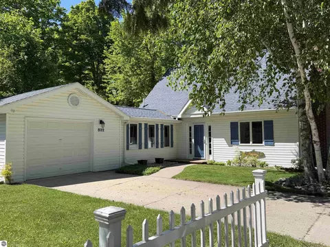 832 Deepwater Point Dr, Bellaire, MI 49615