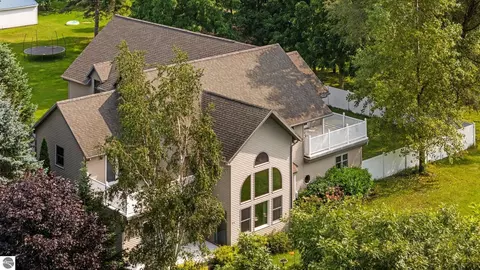 211 Bluff Ave, Eastlake, MI 49626