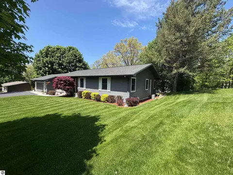 2639 Hammond Highlands Dr, Traverse City, MI 49696