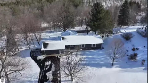 2639 Hammond Highlands Dr, Traverse City, MI 49696