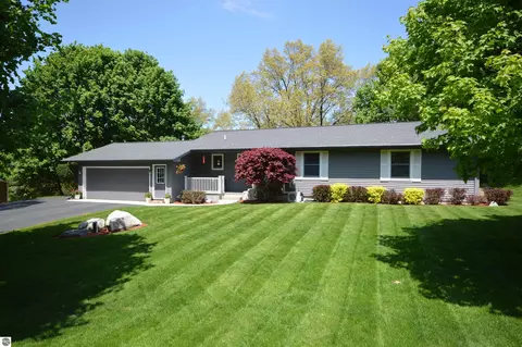 2639 Hammond Highlands Dr, Traverse City, MI 49696
