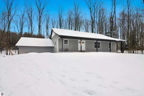 4214 Antioch Dr, Mesick, MI 49668
