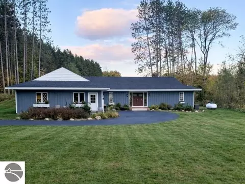 6994 Obervalden Dr, Bellaire, MI 49615