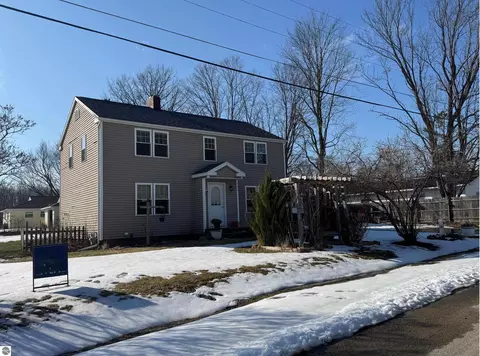 304 Oliver St, Houghton Lake, MI 48629