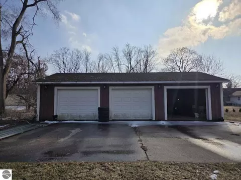 105 Jefferson St, Coleman, MI 48618