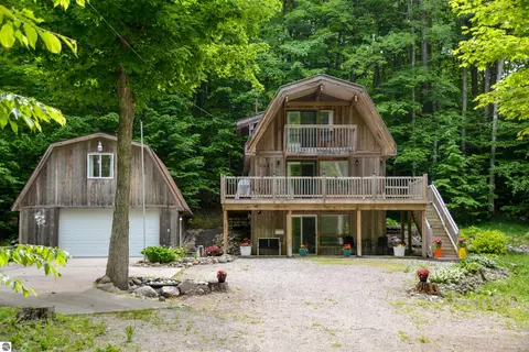 2481 S Schomberg Rd, Lake Leelanau, MI 49653
