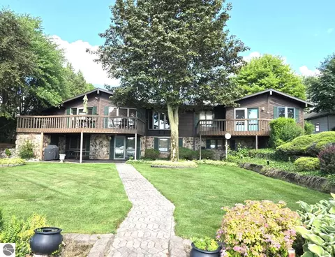 1116 Fairway Dr, Lake Isabella, MI 48893