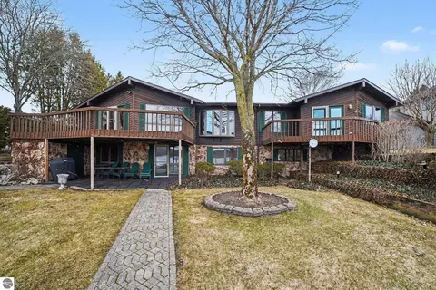 1116 Fairway Dr, Lake Isabella, MI 48893