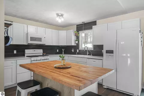1967 Black Bark Ln, Traverse City, MI 49696