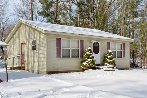 857 Maryjo Dr, Traverse City, MI 49686