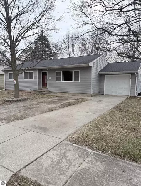516 Yale Ave, Alma, MI 48801