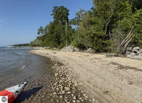 7608 Peninsula Rd, Traverse City, MI 49686