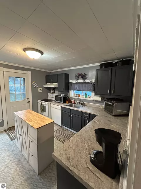 Kitchen - 320 N Elm, Ithaca, MI 48847 photo 1 of 3