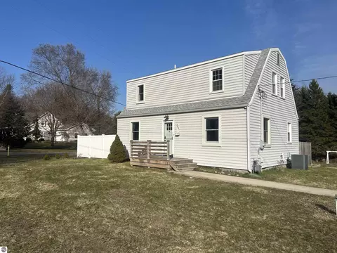 2631 Lakeshore Rd, Manistee, MI 49660