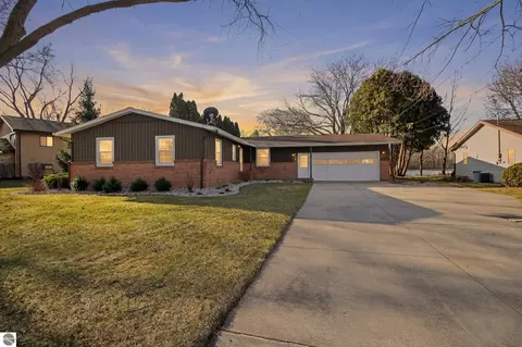901 Riverview, Alma, MI 48801