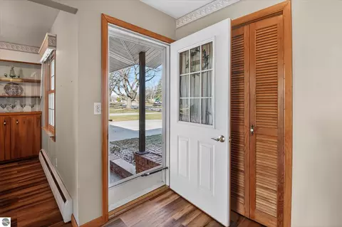 Entry Way - 901 Riverview, Alma, MI 48801 photo 2 of 7