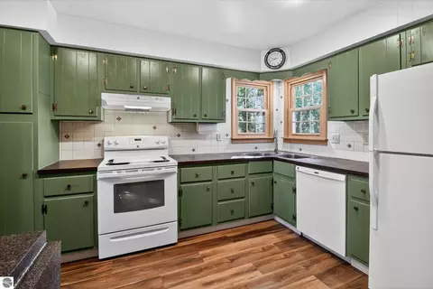 Kitchen - 901 Riverview, Alma, MI 48801 photo 2 of 2