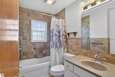 Bath - 901 Riverview, Alma, MI 48801 photo 2 of 4