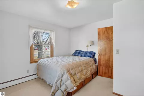 Bedroom - 901 Riverview, Alma, MI 48801 photo 6 of 8