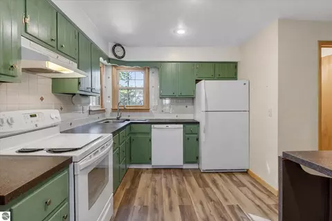 Kitchen - 901 Riverview, Alma, MI 48801 photo 1 of 2