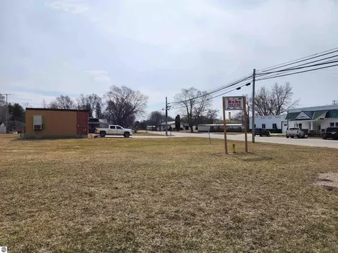 11473 Pine St, Riverdale, MI 48877